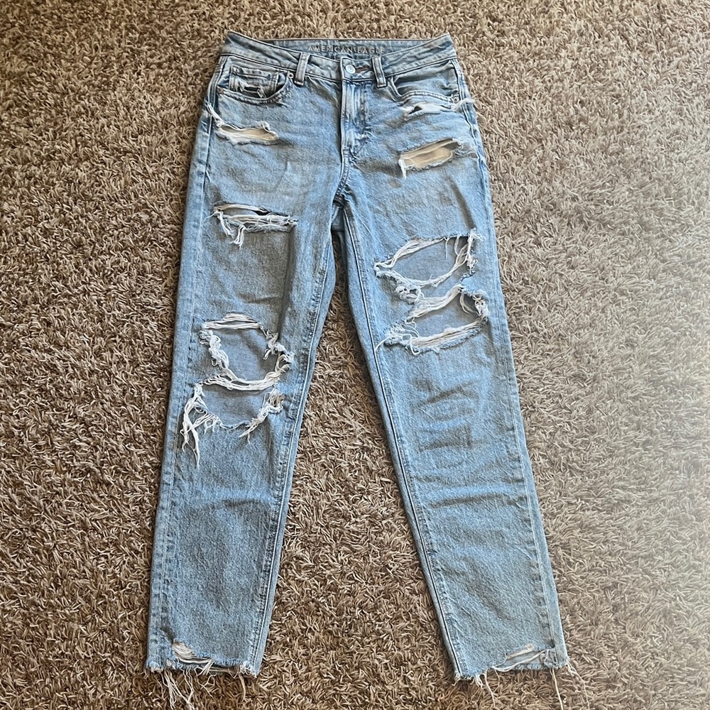 LIKE NEW!! American Eagle Ripped Light Blue Strigid Jeans